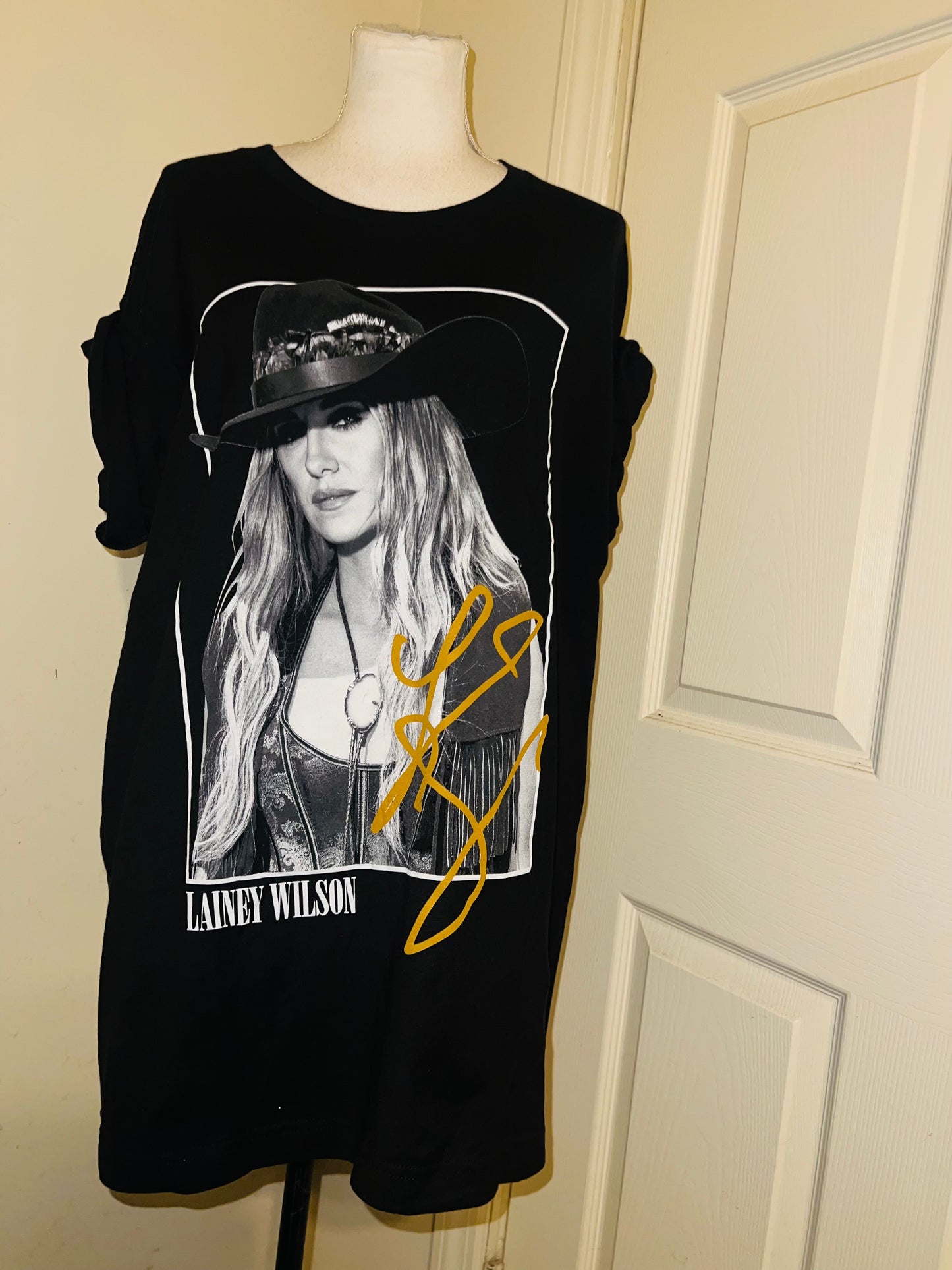 Lainey Wilson Oversized Distressed Tee
