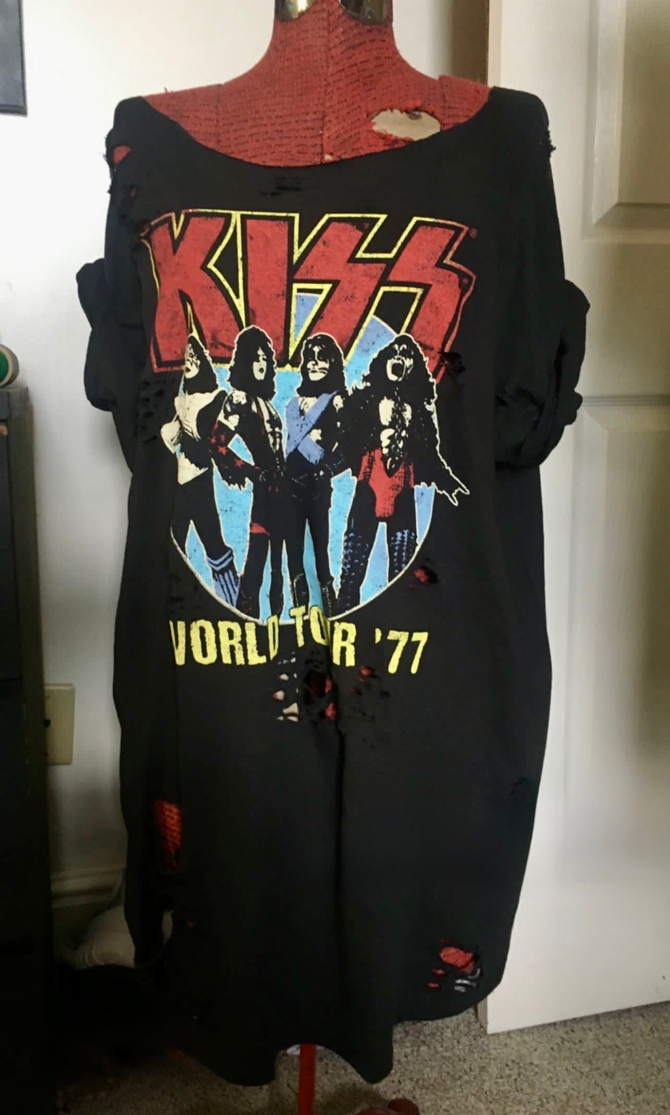 Kiss Oversized Distressed Tee