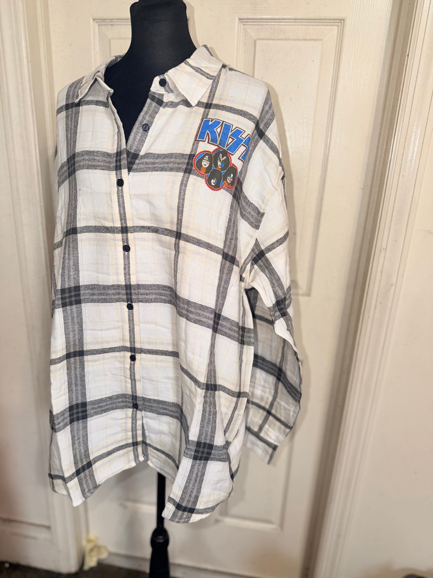 Kiss Oversized Double Sided Flannel